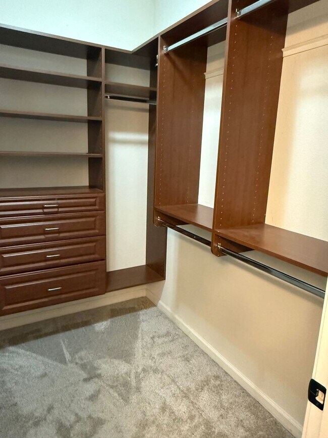 Building Photo - 3 bedroom 2.5 bathroom house in the heart ...