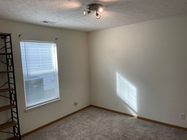 Building Photo - 3 Bedroom On The East Side!