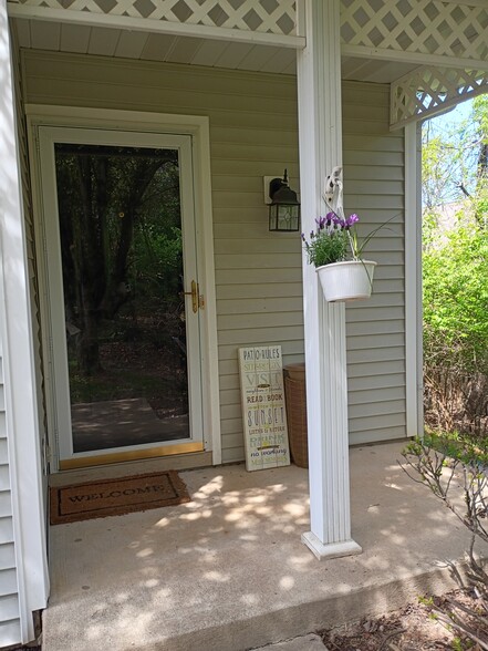 Building Photo - 2210 S Laurelwood Cir