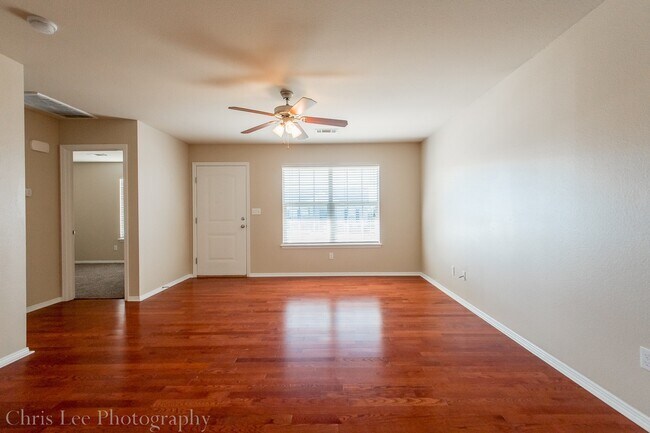 Building Photo - 3 Bedroom 2 Bath Home Minutes From UofA! Fenced yard!