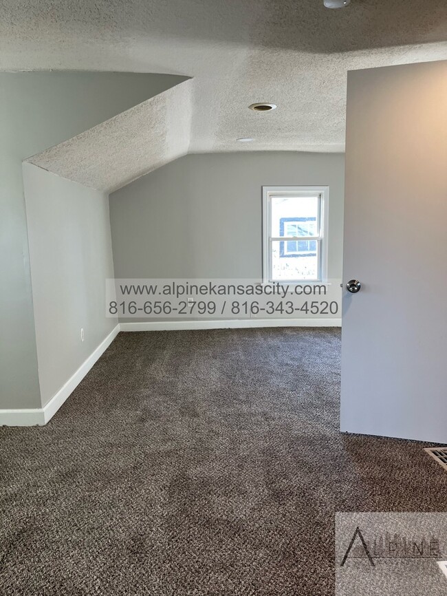 Building Photo - Spacious Upstairs Loft!