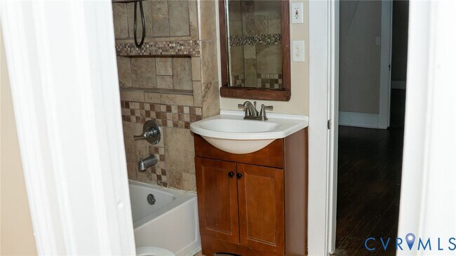 Building Photo - 2731 Parkdale Rd