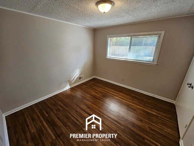 Building Photo - 2942 S.Mendenhall Road