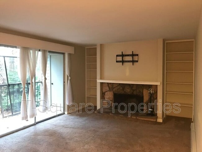 Building Photo - 4629 W Lake Sammamish Pkwy SE