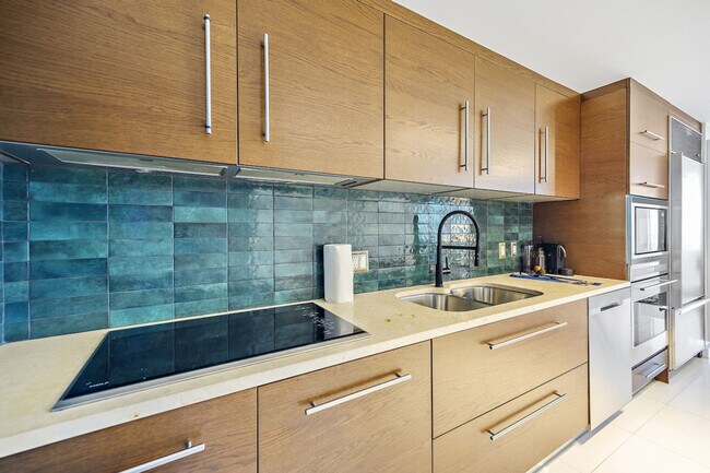 Building Photo - 481 Brickell Ave