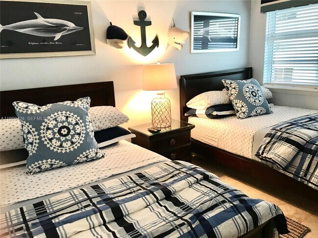 Building Photo - 6917 Collins Ave