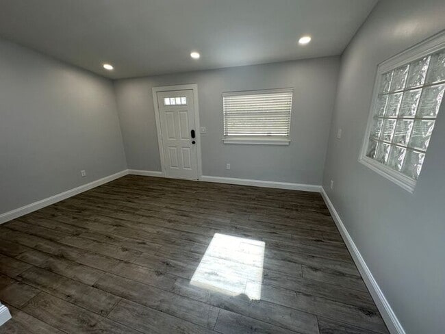 Building Photo - Beautiful 3 bedroom, 2 bath home located i...