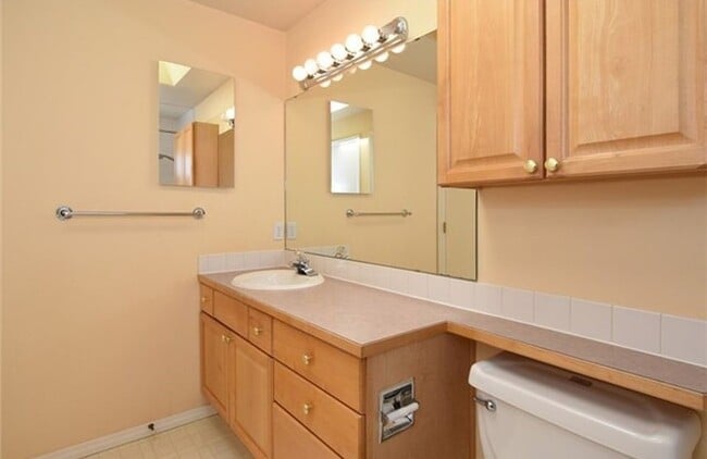 Building Photo - Top Floor 2bed/1.25bath Condo w/Secure Parking