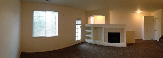 Building Photo - "Spacious 2-Bed, 2-Bath Condo Gem with Garage in Vibrant Denver Locale!"