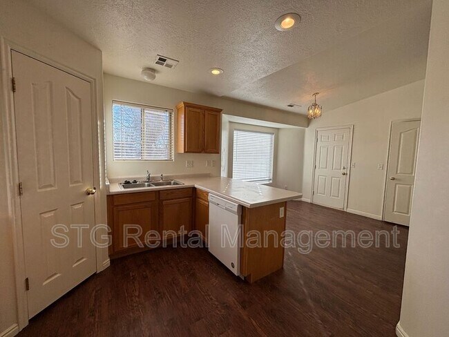 Building Photo - 773 S 220 E Cir