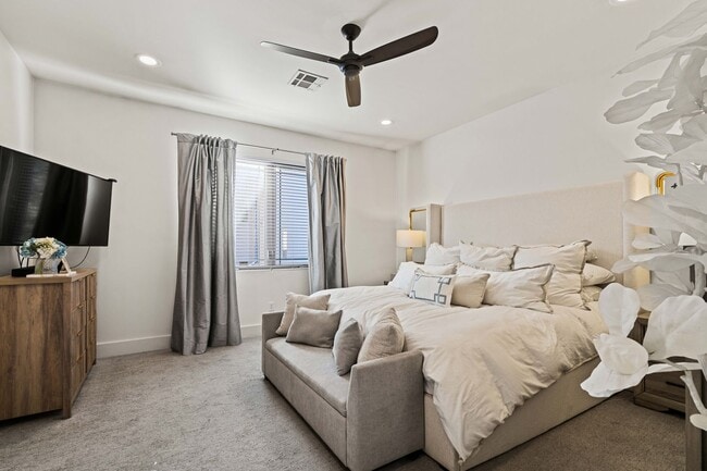 Building Photo - This luxurious townhouse on Cherry St.