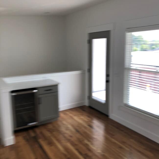 Building Photo - 3 STORY 2BD 2.5 BA APARTMENT WITH UPSTAIRS LOFT THAT OPENS TO BALCONY