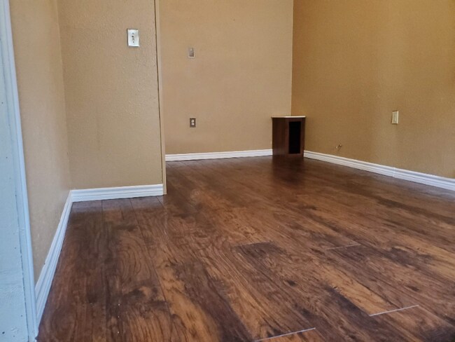 Building Photo - 100 Skyview Dr