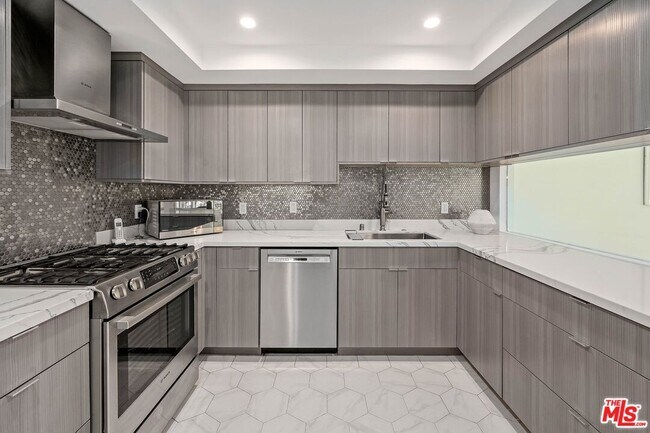 Building Photo - 440 N Oakhurst Dr