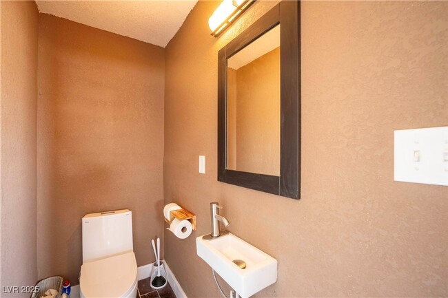 Building Photo - 550 Karen Way