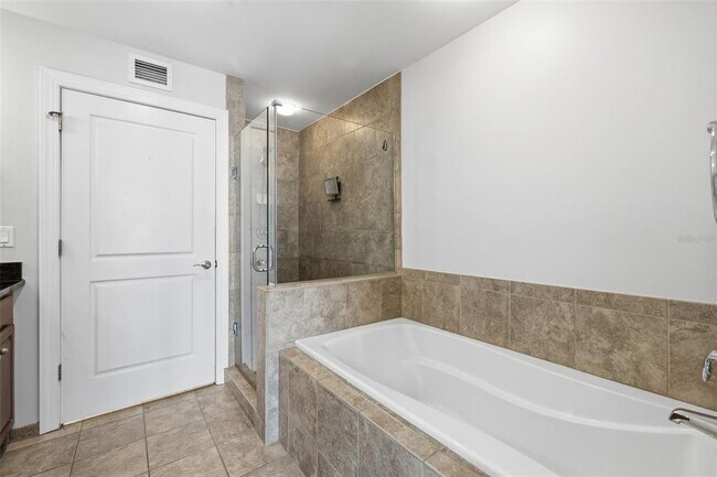 Building Photo - 1227 E Madison St