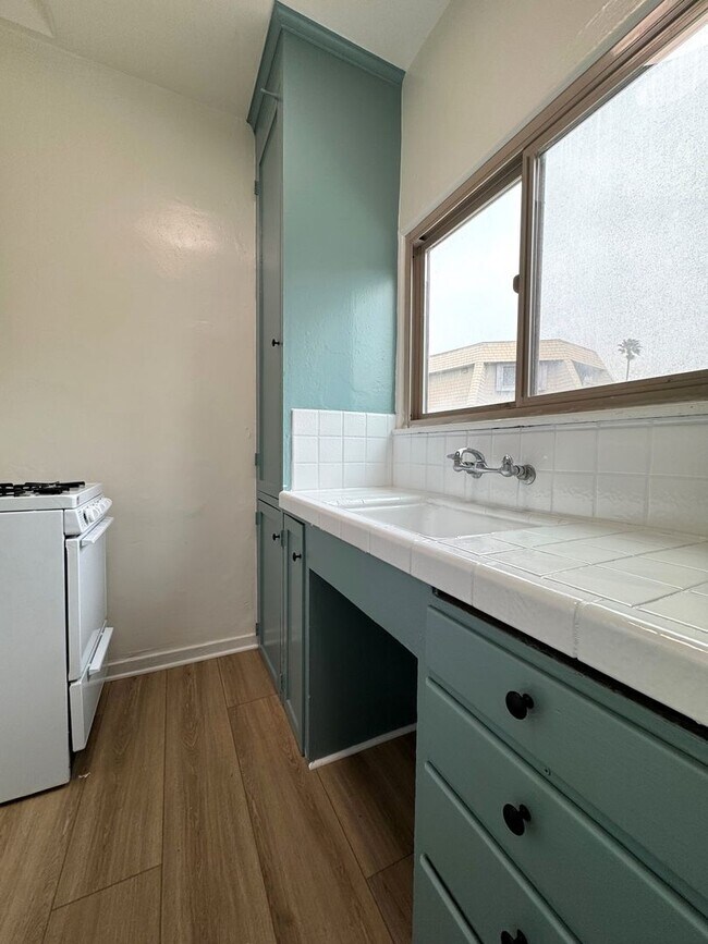 Building Photo - Remodeled Pierpont Beach Apartment
