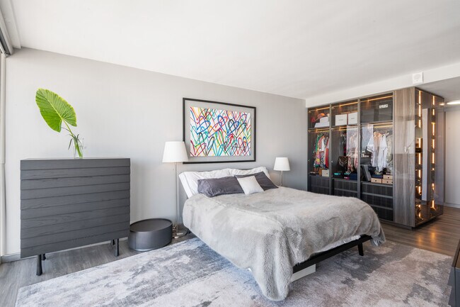 Building Photo - 700 E Ocean Blvd