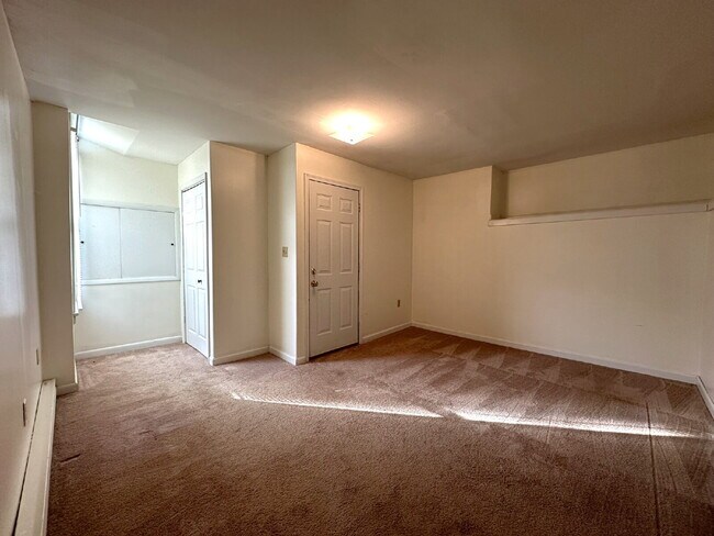 Building Photo - LEASE PENDING! Ground Floor Apartment in Manchester