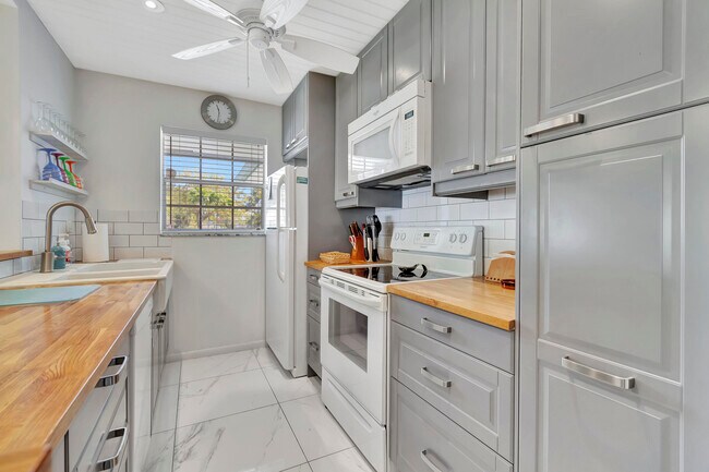 Building Photo - 1182 S Drive Cir
