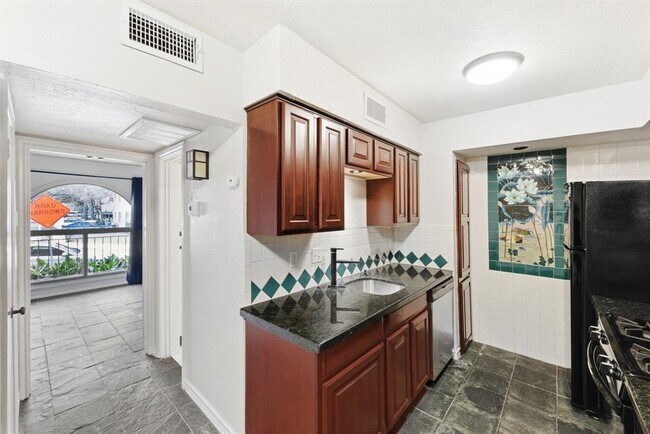 Building Photo - 505 W 7th St