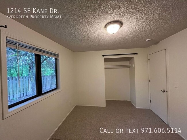 Building Photo - 1214 SE Kane Dr