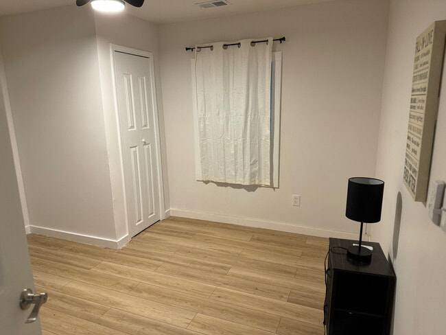 Building Photo - Room in House on Peeples St SW