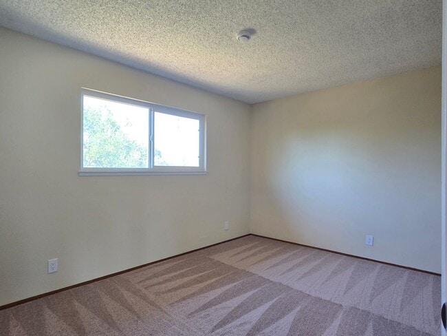 Building Photo - Spacious 2-Story Single Family Home, Renov...