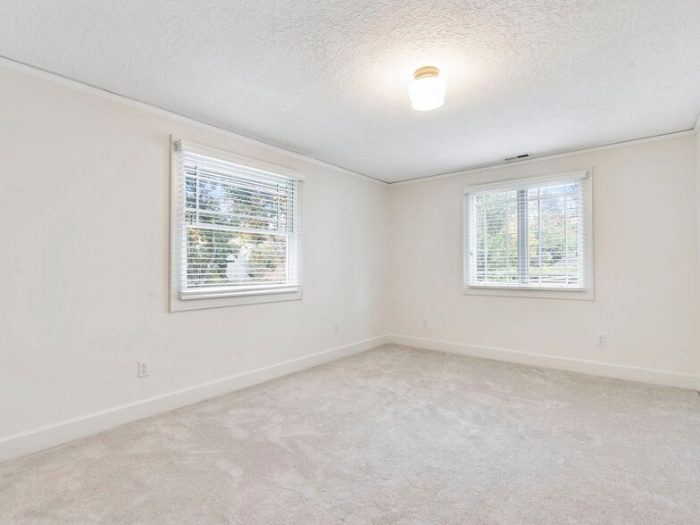 Building Photo - 2605 NE 35th Ave