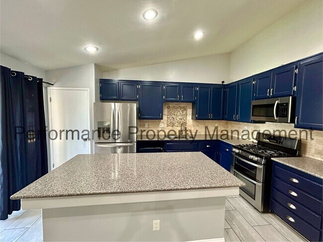 Building Photo - Stunning 4 Bed/2 Bath in SW Bakersfield w/...