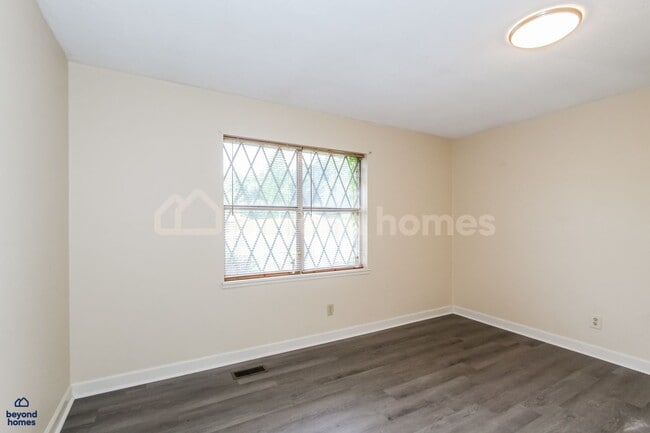 Building Photo - Charming & Move-In Ready Home in Hickory Hills!