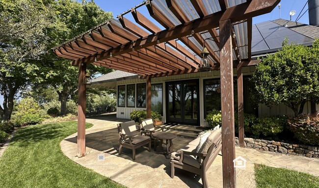Building Photo - Stunning 3BD/2.5BA Home with Breathtaking ...