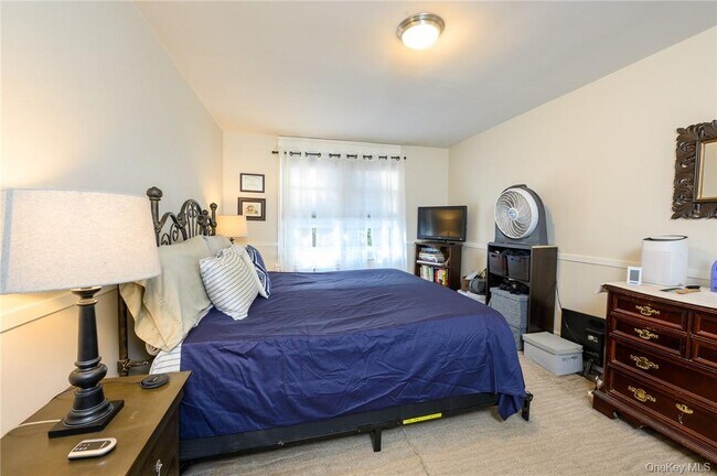 Building Photo - 4 Sadore Ln