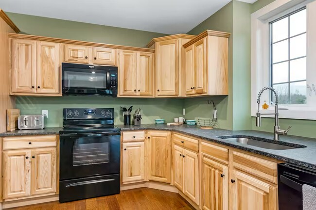 Building Photo - 4 Bedroom in Waterbury, VT Available NOW (Furnished + Utilities included)