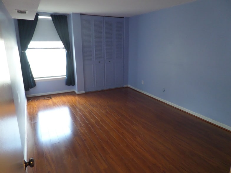 Bed Room - 37 S Quinsigamond Ave