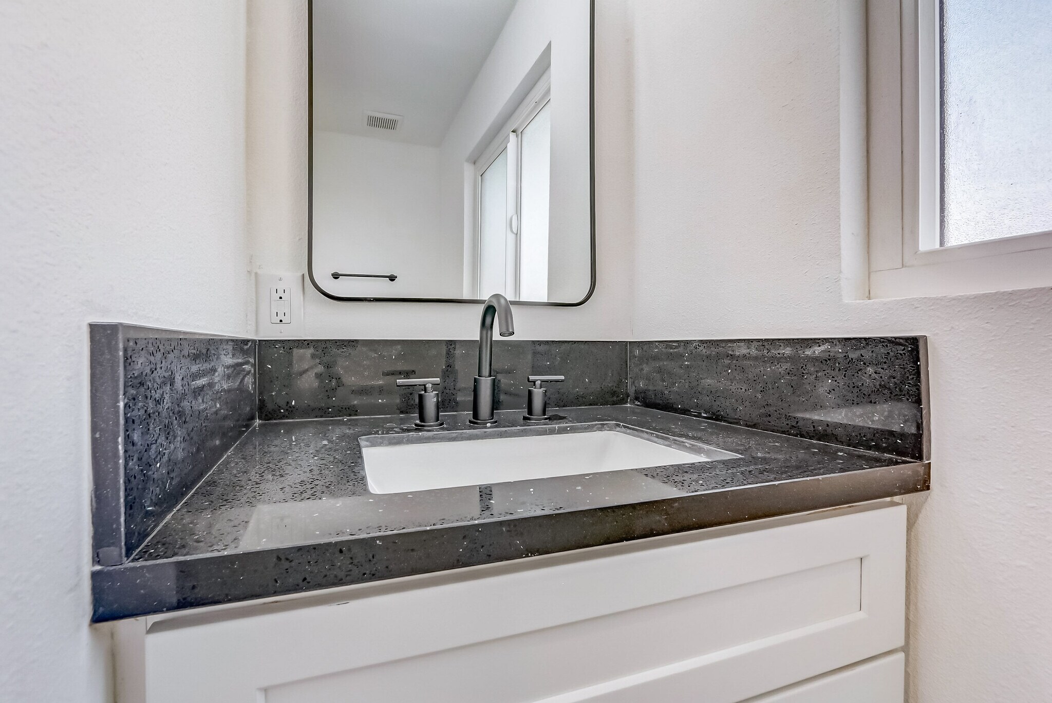 Building Photo - 540 E Saint Louis Ave