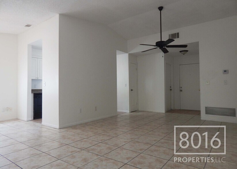 Building Photo - 4755 White Willow Ln