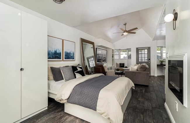 Building Photo - Discover this perfect beach town gem!