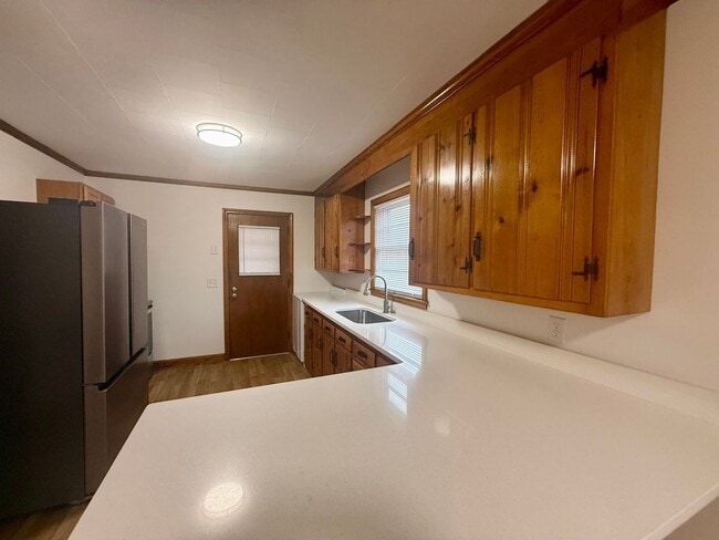 Building Photo - Three bedroom, 1.5 bath house in Burlington