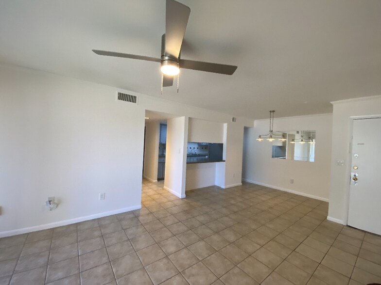 Building Photo - 710 N Village Dr