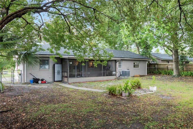 Building Photo - I Bedroom 2 Bath Home with Carport