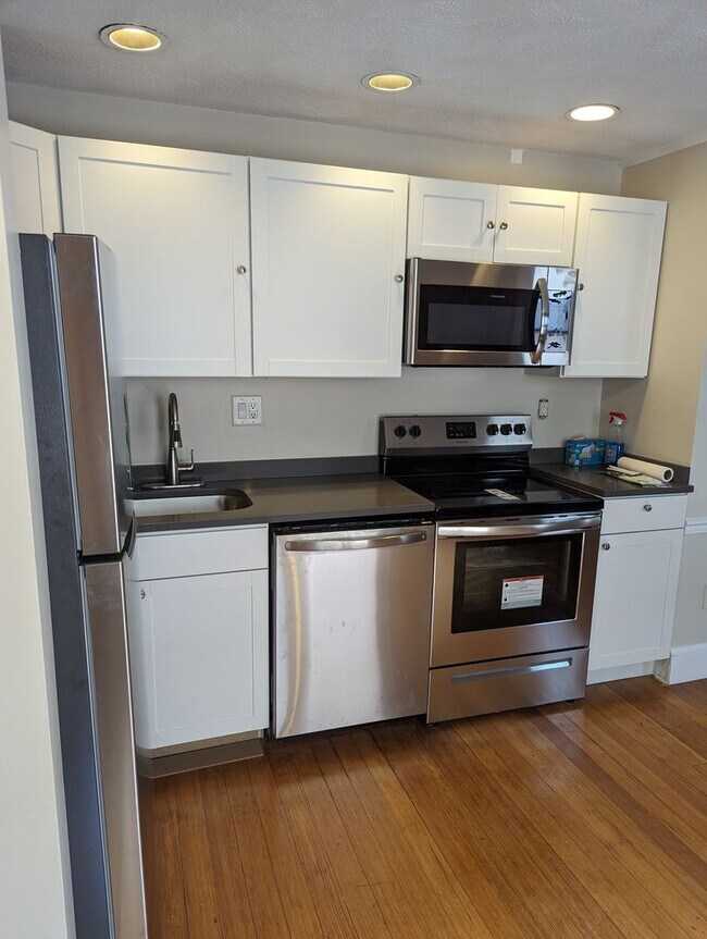 Building Photo - September 1 - Brighton Cleveland Circle 2 bedroom for 9/1!