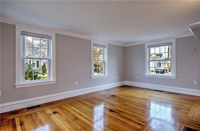 Building Photo - 11 Elmcroft Ave