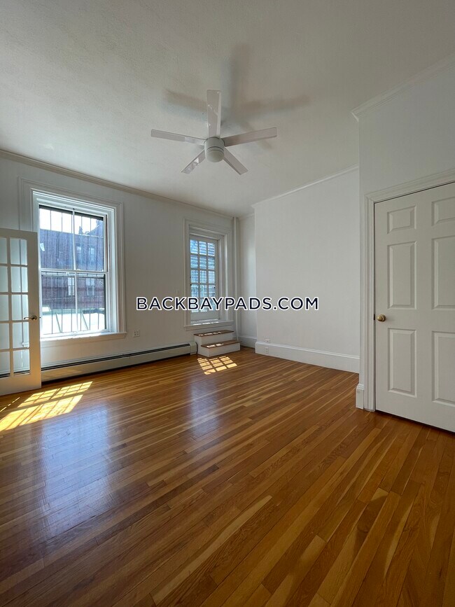 Building Photo - 370 Marlborough St