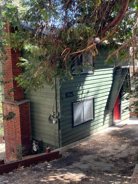 Building Photo - 675 E Victoria Ct