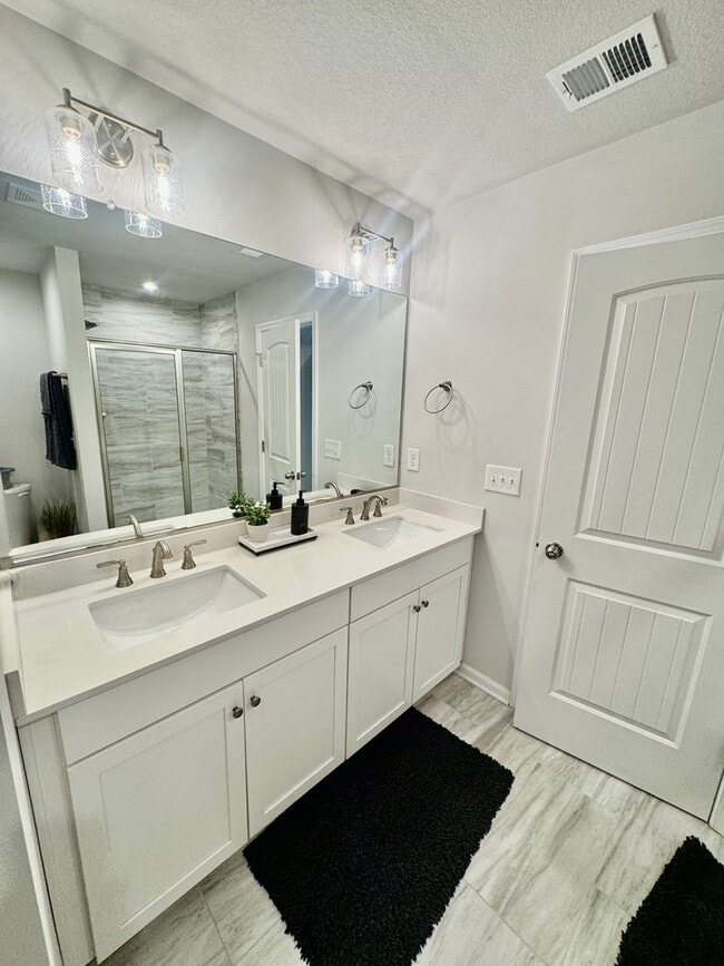 Building Photo - Spacious 3 Bedroom Townhouse