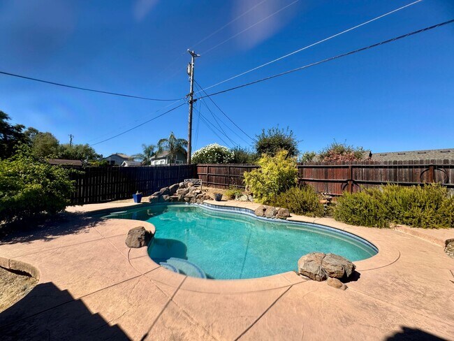 Building Photo - 2555 Westridge Dr