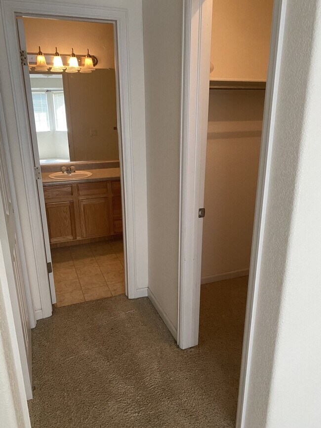 Building Photo - AVAILABLE SEPTEMBER! Charming Townhome in ...