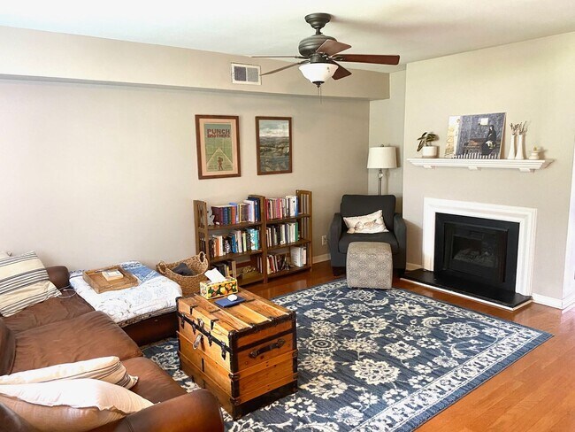 Building Photo - 2 Bed, 1.5 Bathroom Townhome with 2 Vehicle Carport