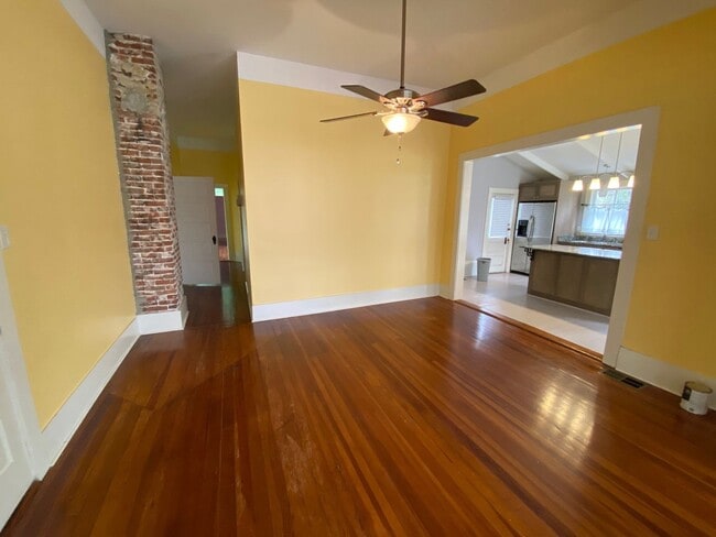 Building Photo - 215 Versailles Blvd